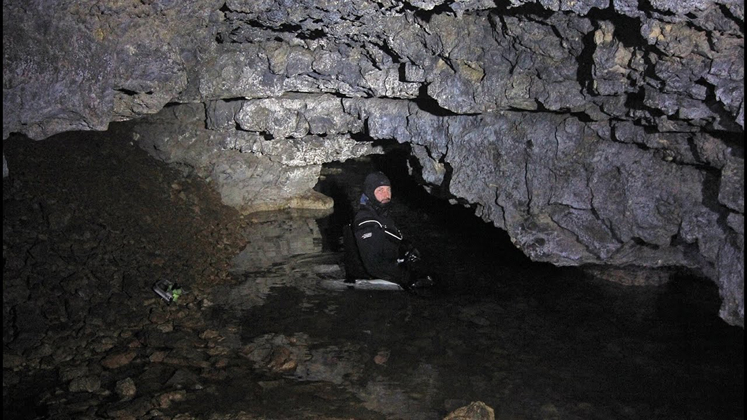 Подводная пещера 